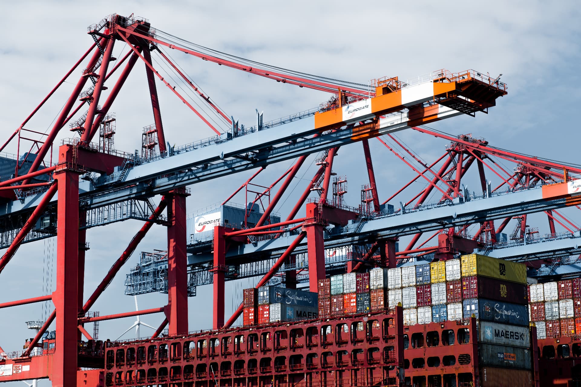 Container und Verladekräne in einem Hafen